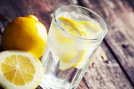 Beberapa manfaat air mineral yang dicampur dengan irisan lemon